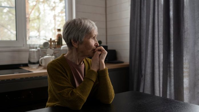 luziania:-golpista-engana-idosa-com-promessa-de-ajuda-e-causa-prejuizo-de-r$-21-mil