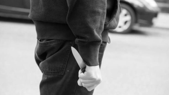 com-uma-faca,-mulher-se-livra-de-morador-de-rua-em-rio-verde