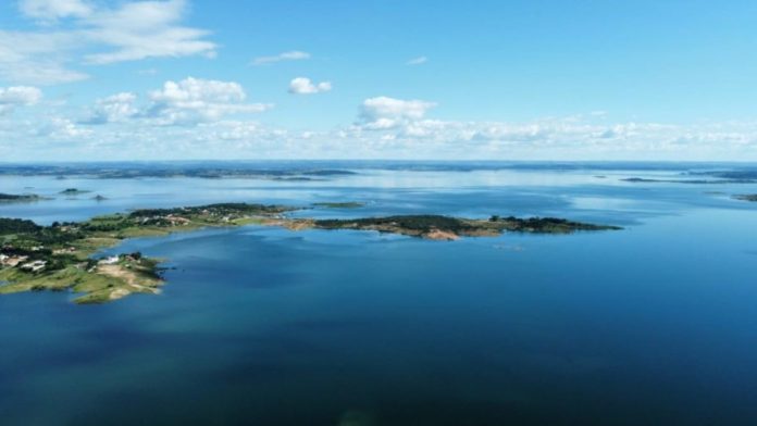 cinco-pessoas-sao-resgatadas-apos-embarcacao-naufragar-no-lago-azul,-em-tres-ranchos