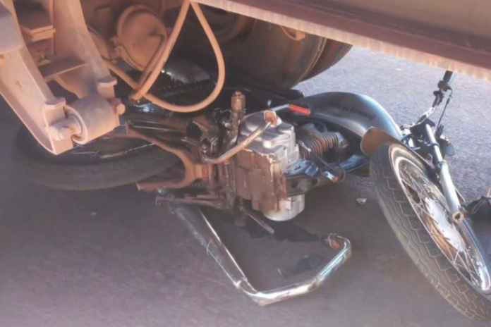 motociclista-e-atropelado-e-arrastado-por-caminhao-em-jatai,-mas-sobrevive