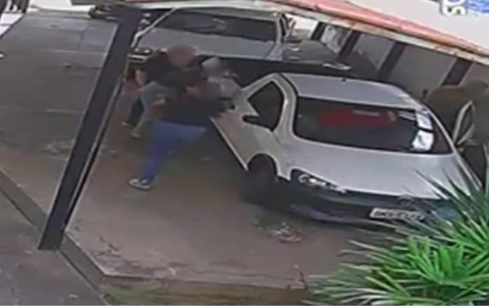 video-mostra-quando-mulher-e-raptada-antes-de-ser-internada-a-forca-em-goiania