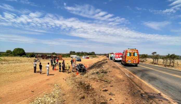 duas-pessoas-morrem-carbonizadas-em-colisao-entre-carreta-e-carro-na-go-010-em-luziania