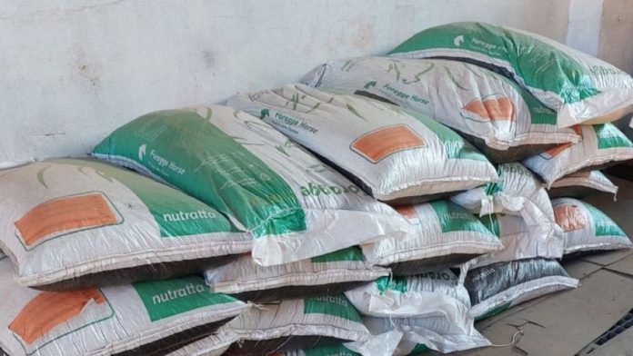 revendedores-dizem-que-racao-suspeita-de-matar-284-cavalos-ainda-nao-foi-recolhida