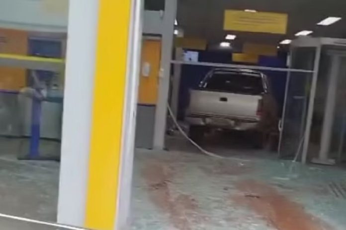 idoso-perde-controle-de-caminhonete-e-invade-agencia-bancaria-em-neropolis