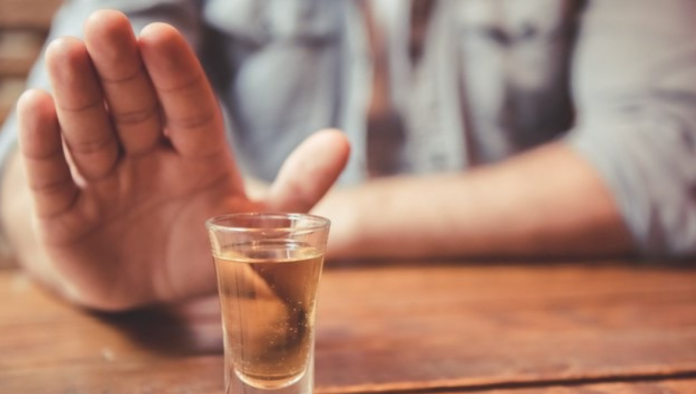 mae-da-jovem-com-suspeita-de-intoxicacao-por-metanol-afirma-que-a-filha-teve-dores-no-abdomen