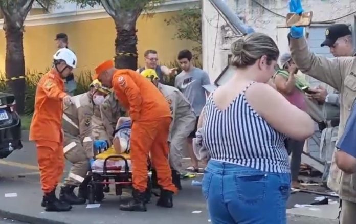 video:-motorista-invade-lanchonete-e-atinge-idosa-em-goiania;-vitima-sofre-fratura-exposta