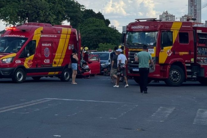 acidente-com-4-carros-e-2-motocicletas-deixa-6-feridos-no-jardim-america,-em-goiania