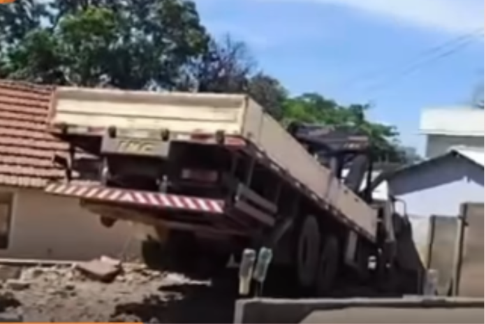 caminhao-desgovernado-atinge-duas-casas-em-rio-verde