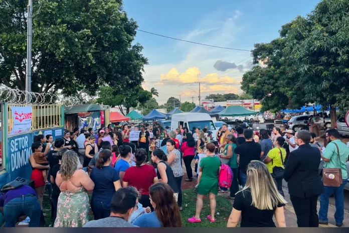 pais-protestam-contra-fechamento-do-cmei-santos-dumont,-em-goiania