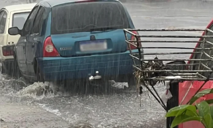 adolescente-tem-cabelo-cortado-com-faca-para-ser-resgatada-apos-ficar-presa-sob-carro-em-enxurrada-em-goiania