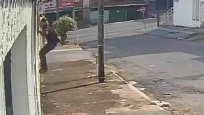 ladrao-e-surpreendido-e-agredido-por-morador-ao-tentar-invadir-casa-em-goiania